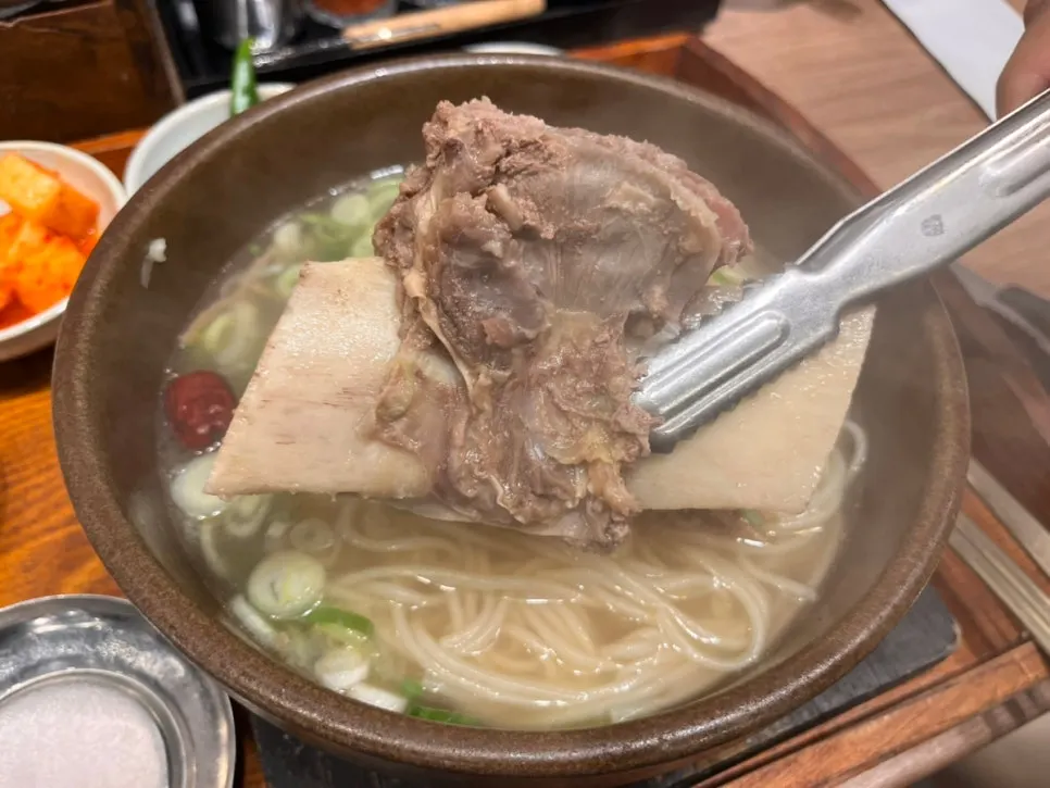 산양삼과 대추가 올라간 갈비국수