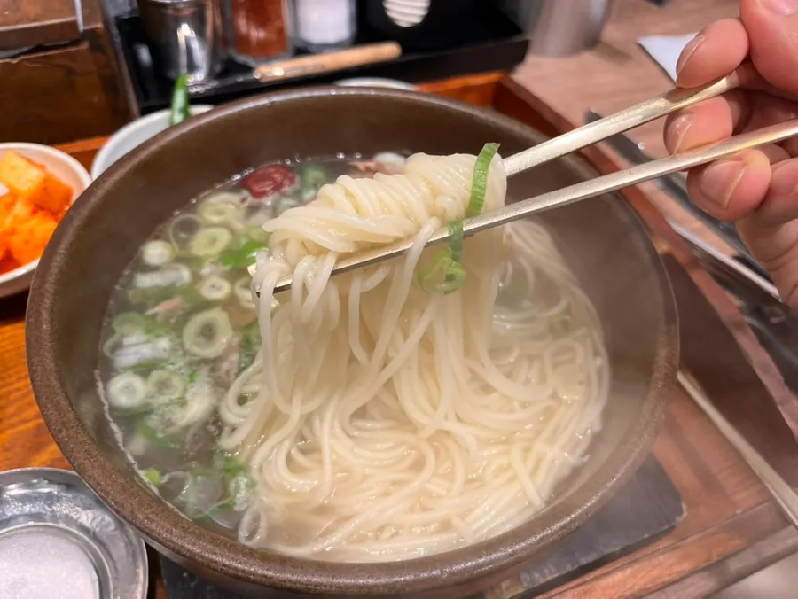 양지고기를 추가한 갈비국수 그릇