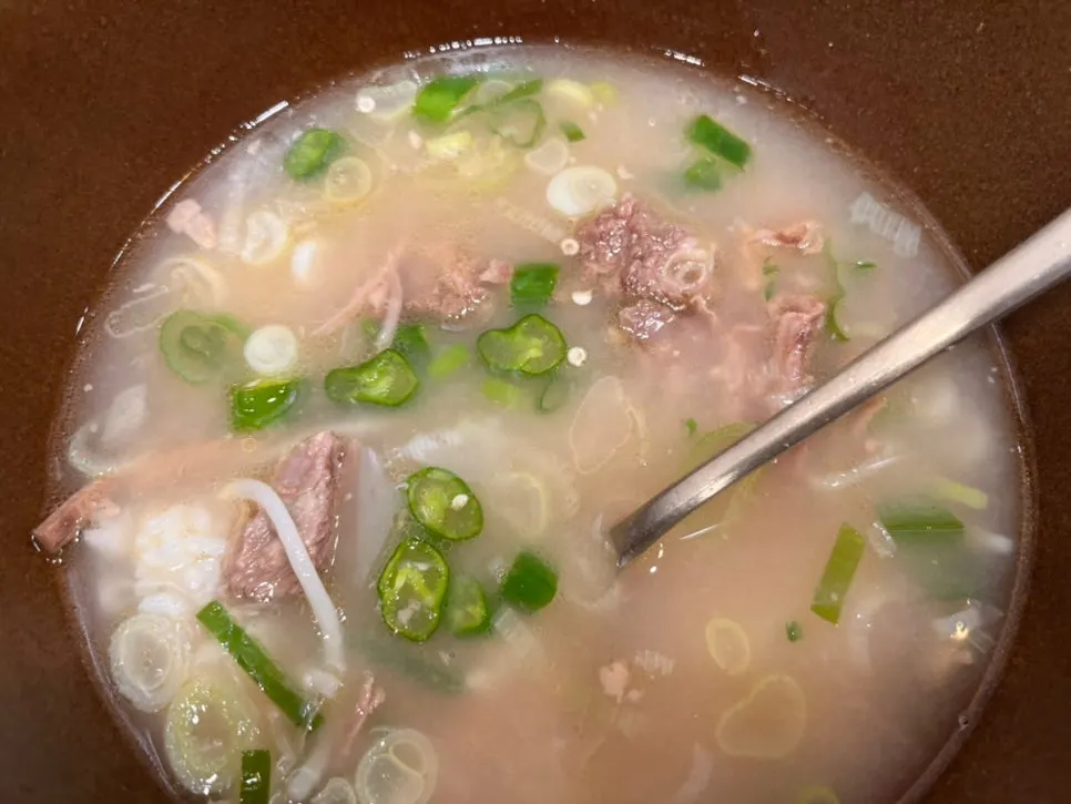 공기밥을 말아 국밥처럼 먹은 갈비국수