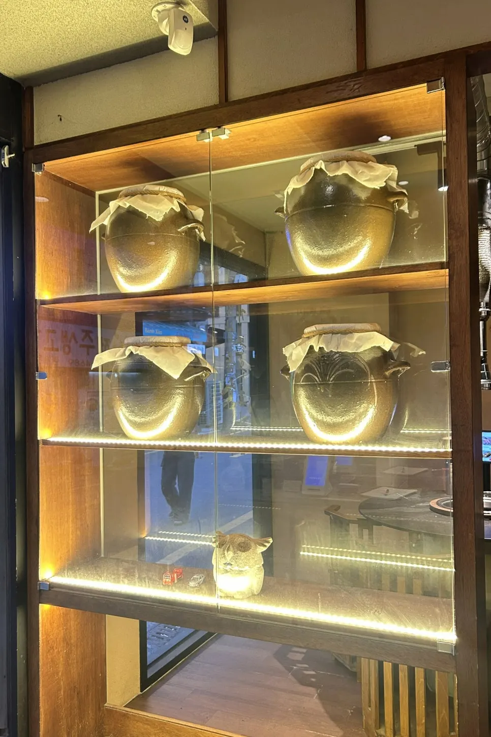Hanji-covered onggi jars in the entrance glass display