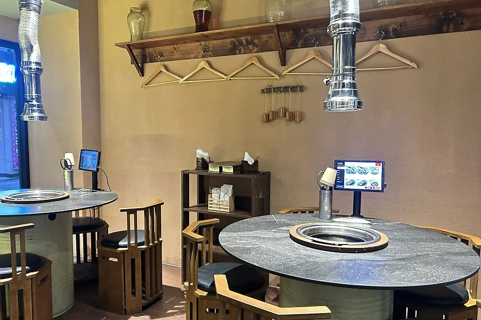 Spacious, comfortable BBQ restaurant table seating