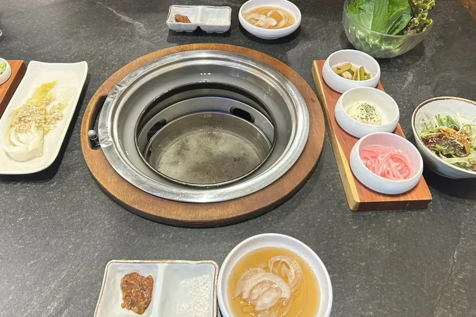 Basic table setting before the charcoal arrives