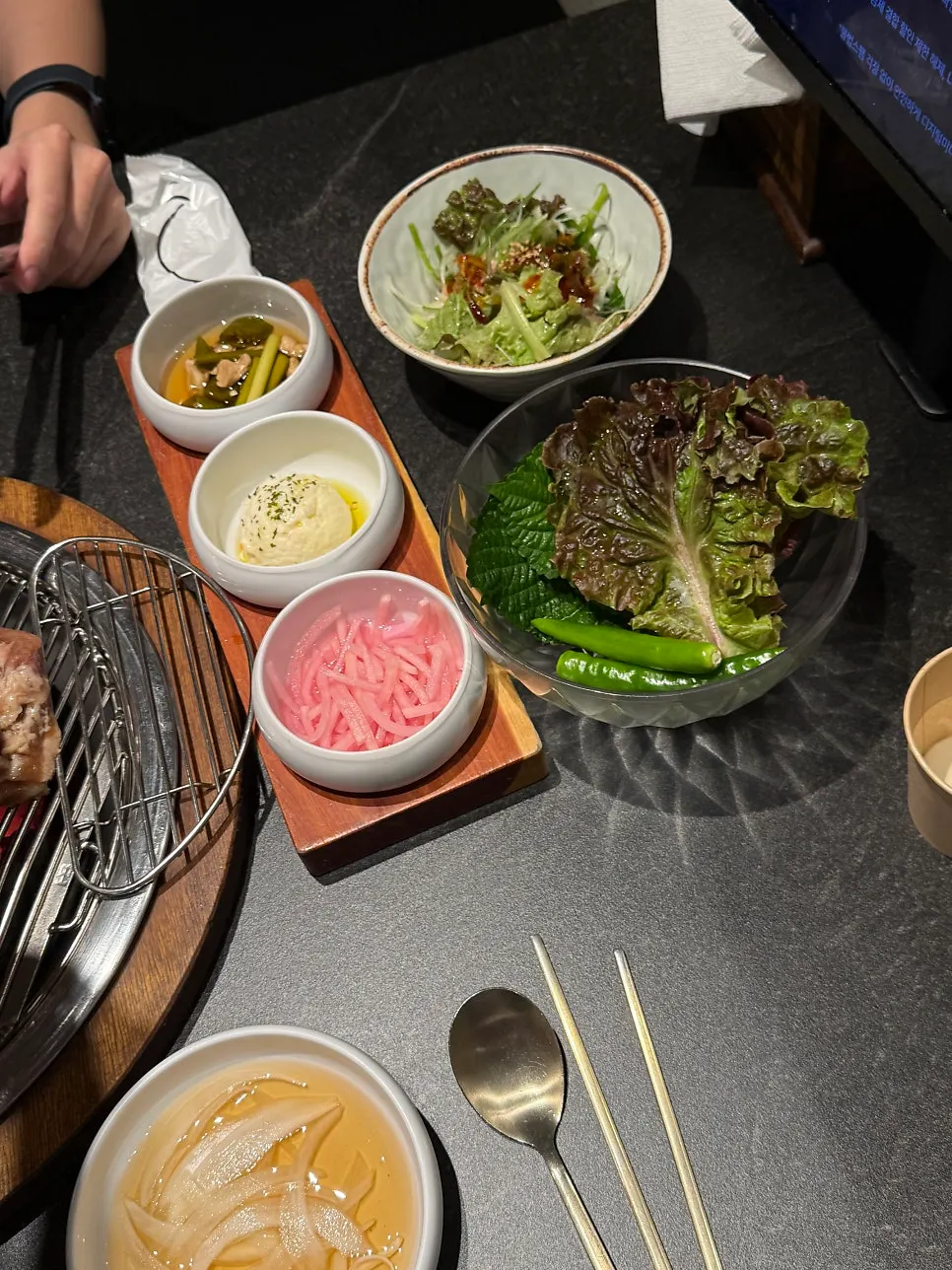 Basic side dishes with baek-kimchi and meat sauces