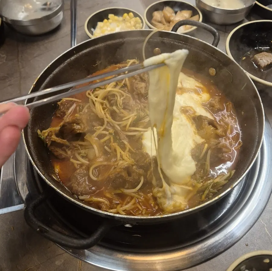 파와 숙주, 떡, 당면이 함께 든 매운 갈비찜