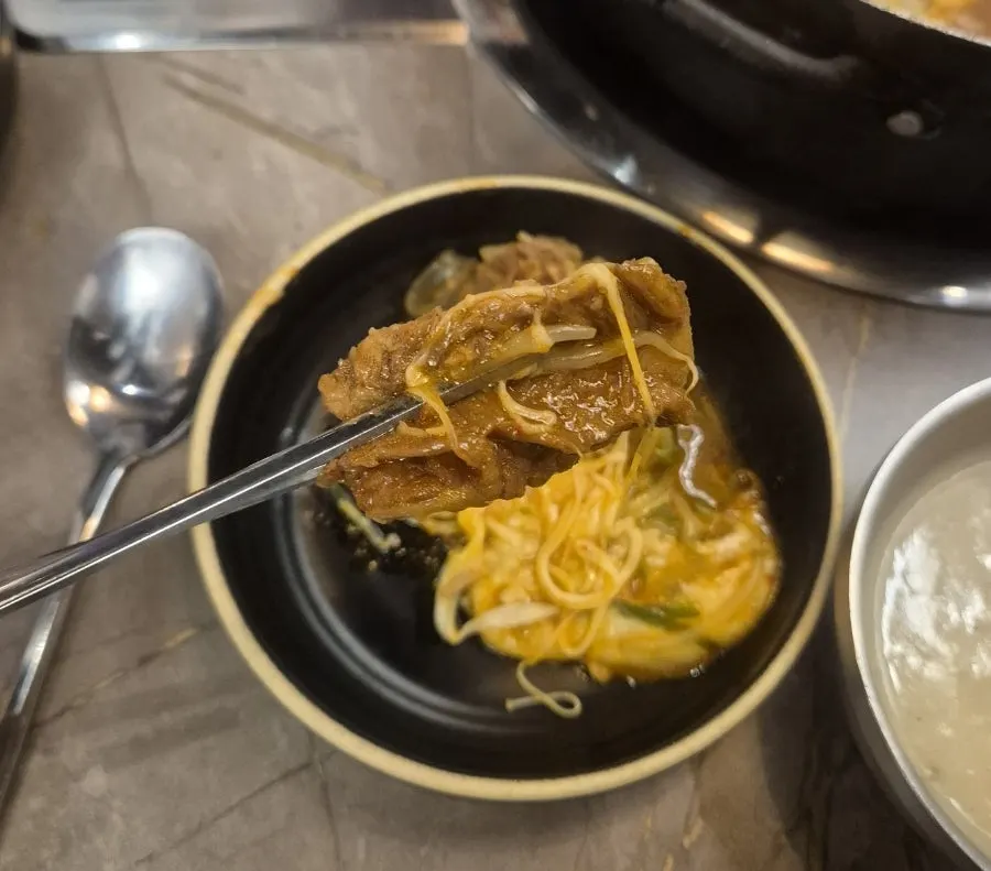 갈비찜 위에 부어먹는 치즈를 올린 모습