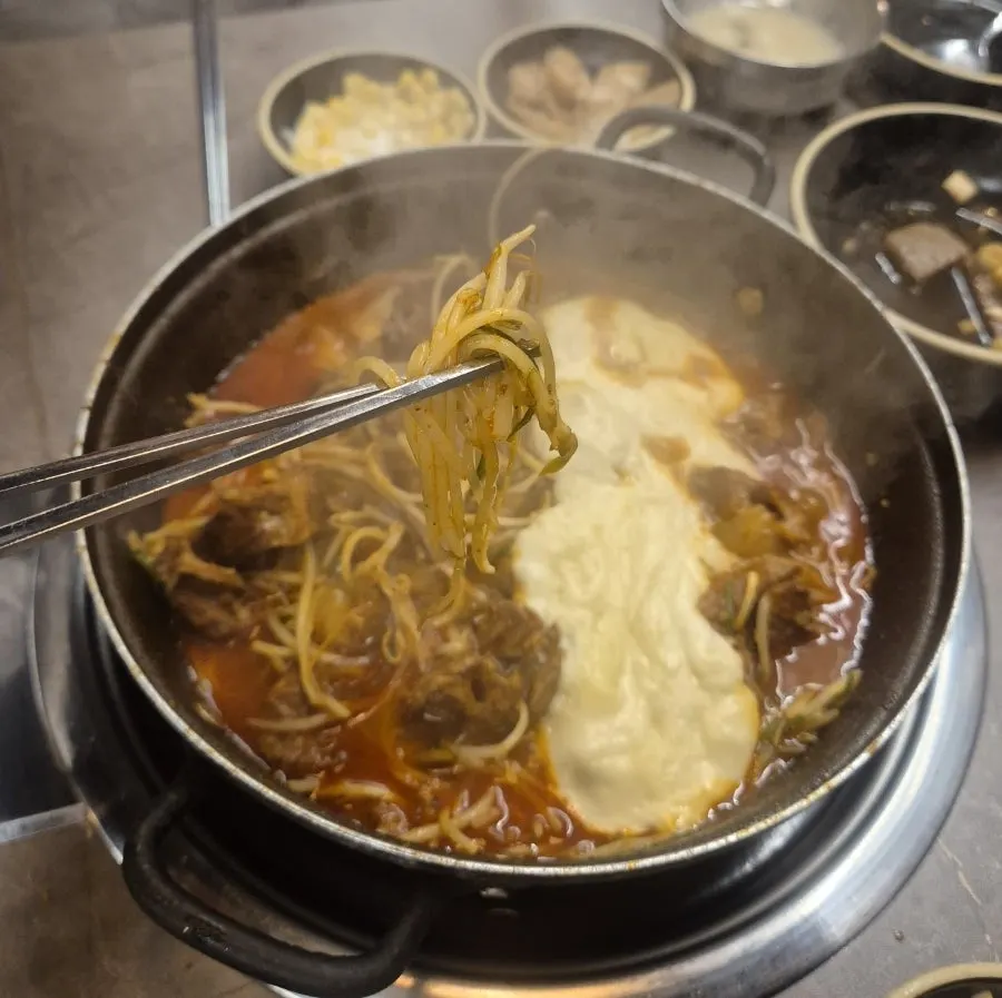 양념이 잘 밴 발골 갈비살 한 점