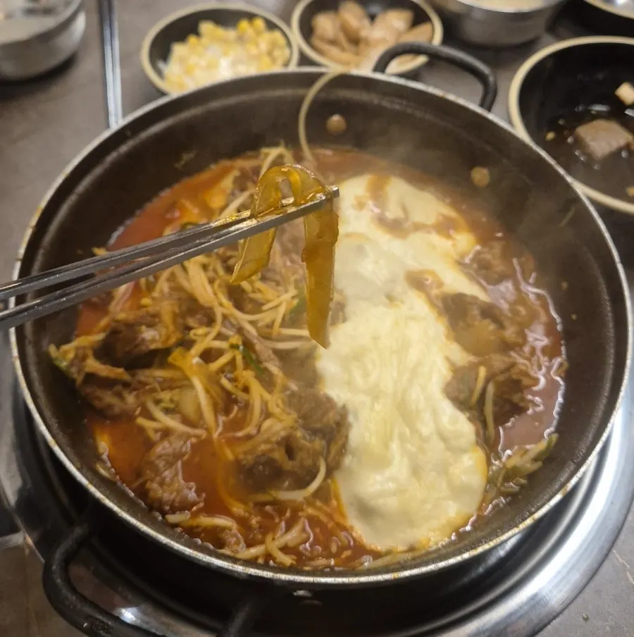 양념을 머금은 당면과 쫀득한 떡