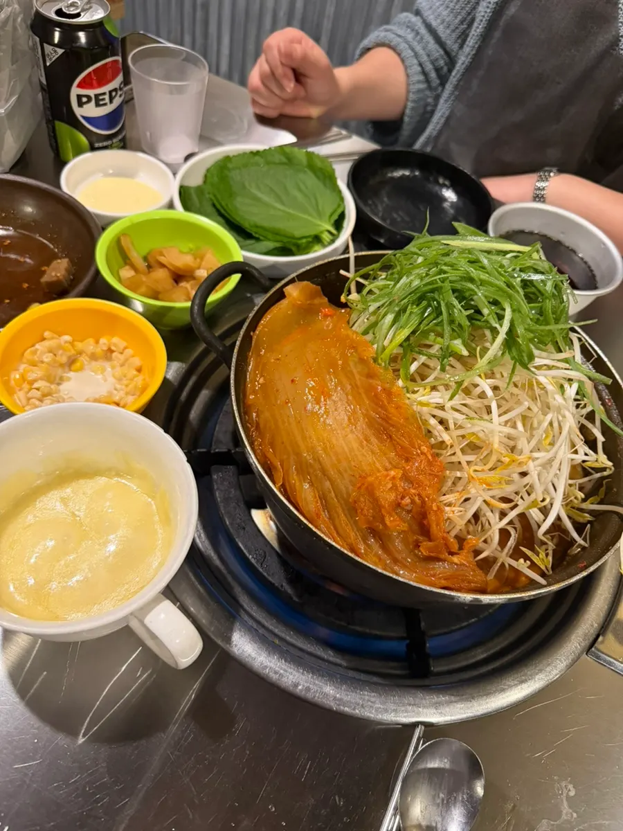 Yangpuni galbijjim topped with aged kimchi and bean sprouts