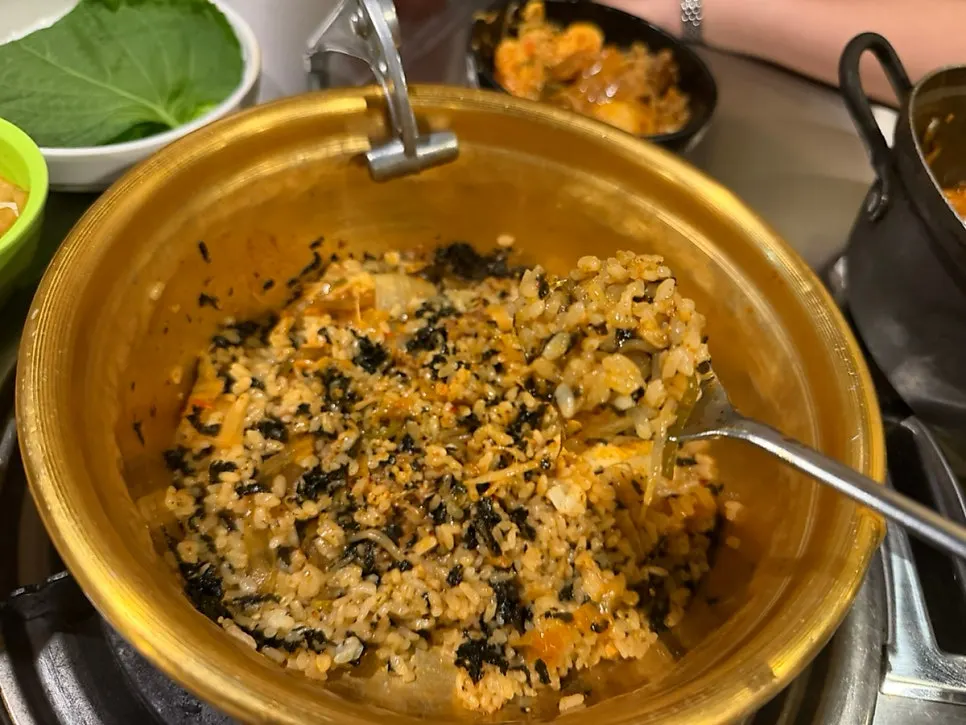 Rice and seaweed flakes added to the leftover sauce for self-made fried rice