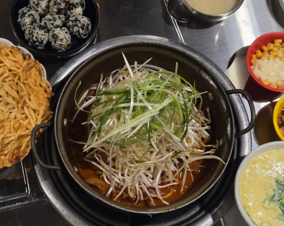 Seomyeon galbi-jjim with whole garaetteok and garlic mayo at Sinchon Yangpuni