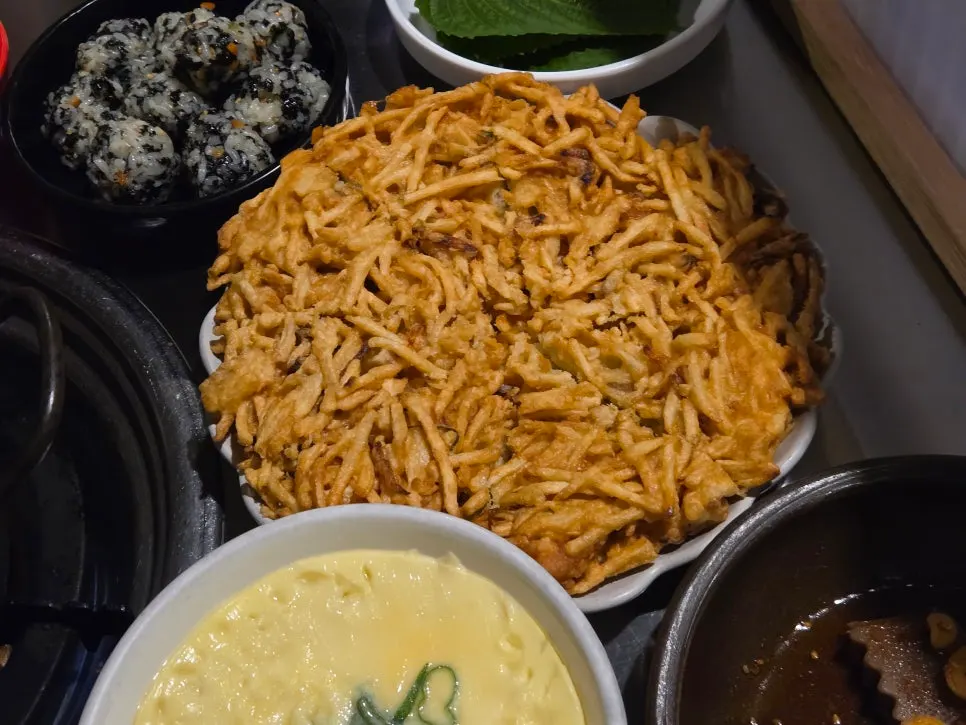 Seomyeon galbi-jjim with whole garaetteok and garlic mayo at Sinchon Yangpuni