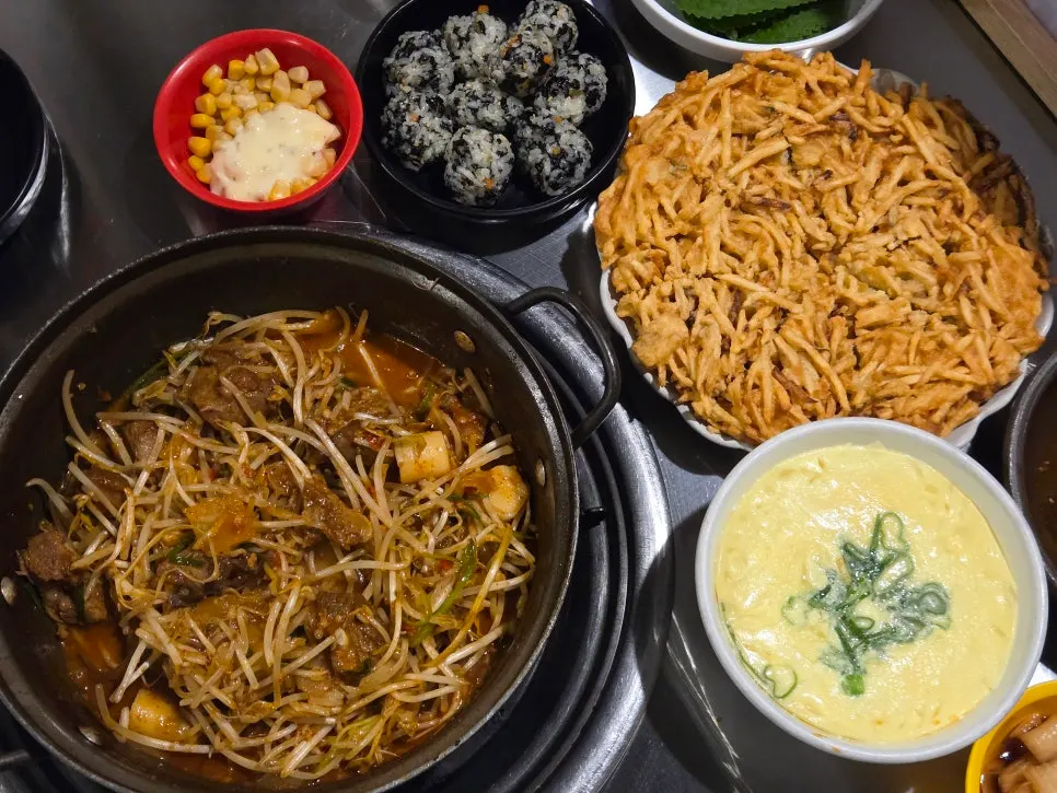 Seomyeon galbi-jjim with whole garaetteok and garlic mayo at Sinchon Yangpuni