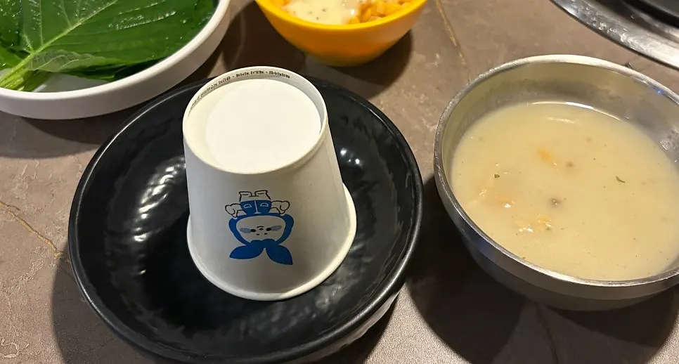 도토리묵과 콘샐러드 등 밑반찬 상차림