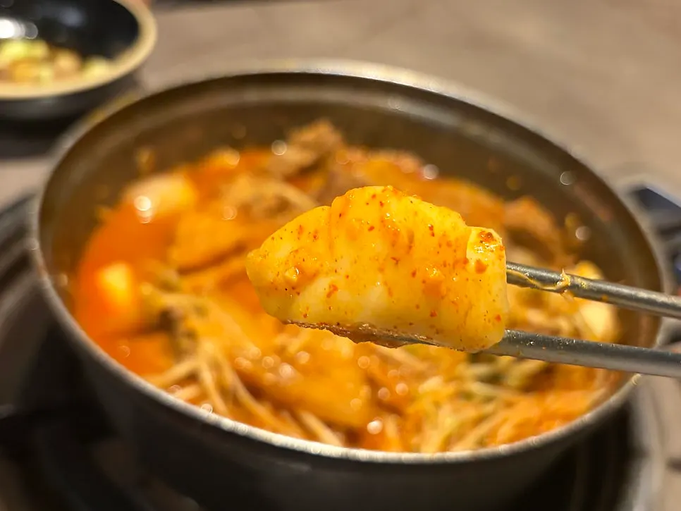 뼈에서 발라낸 갈비찜 고기