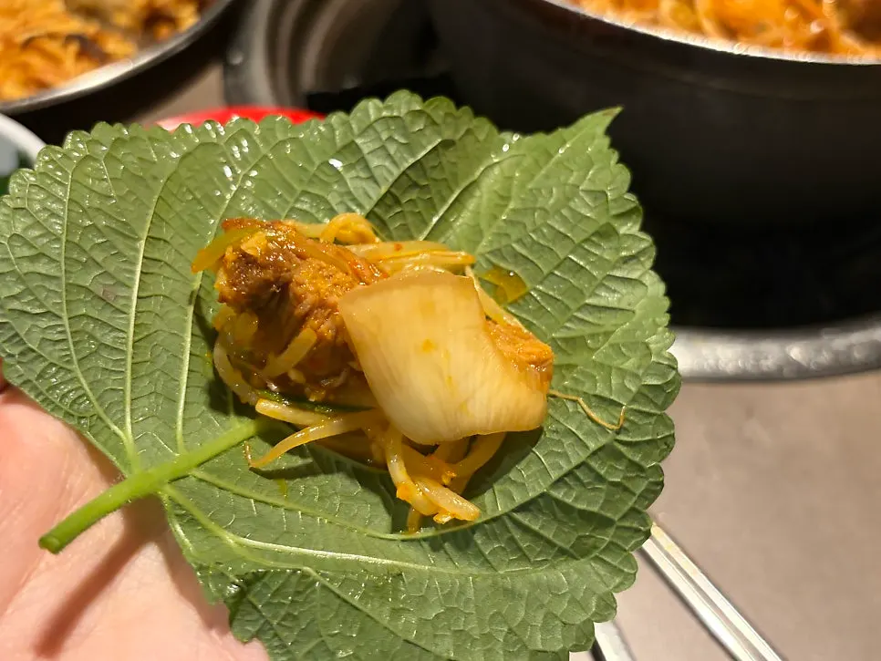 묵은지를 올린 갈비살 한 점