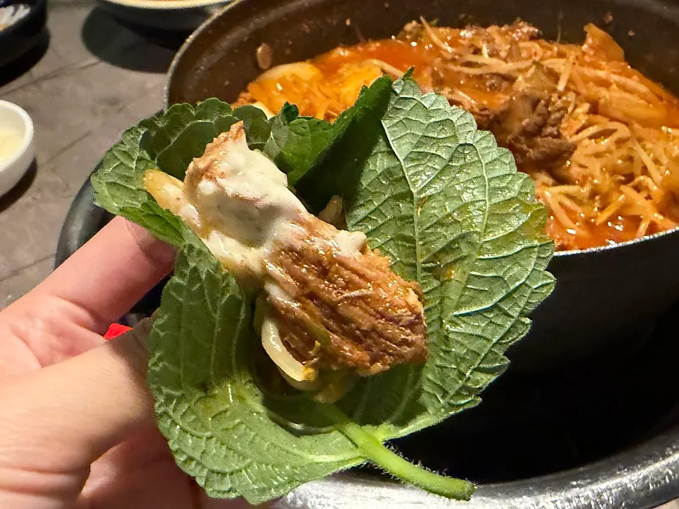 소스에 찍은 부드러운 갈비살