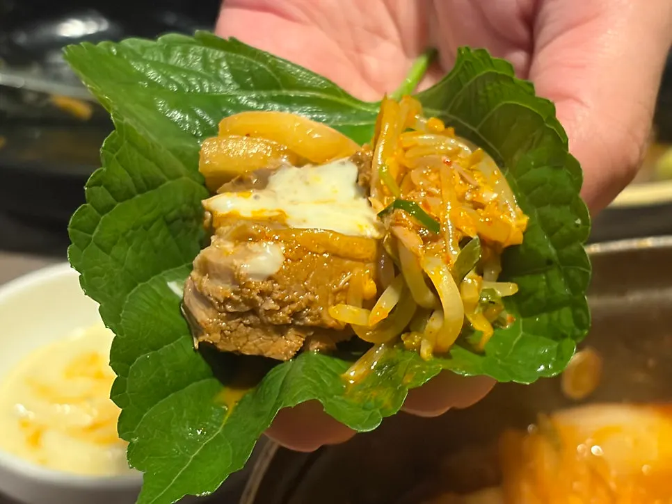갈비찜 쌈 한 입 클로즈업
