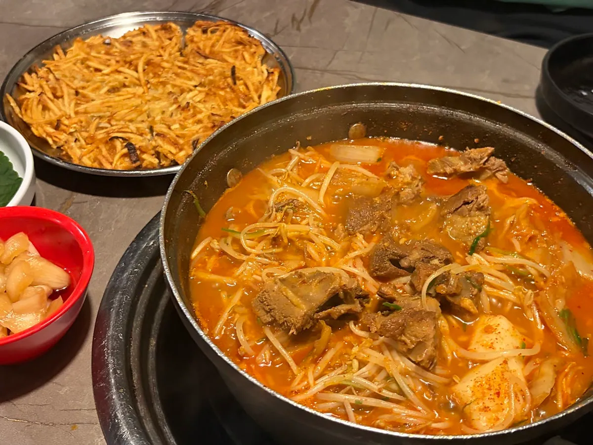 갈비찜과 함께 나온 해물감자전 상차림