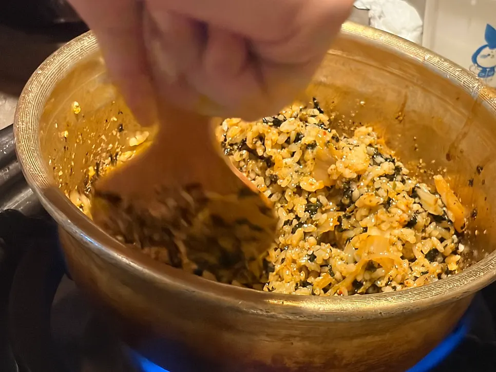 센불에서 볶아지는 갈비찜 볶음밥
