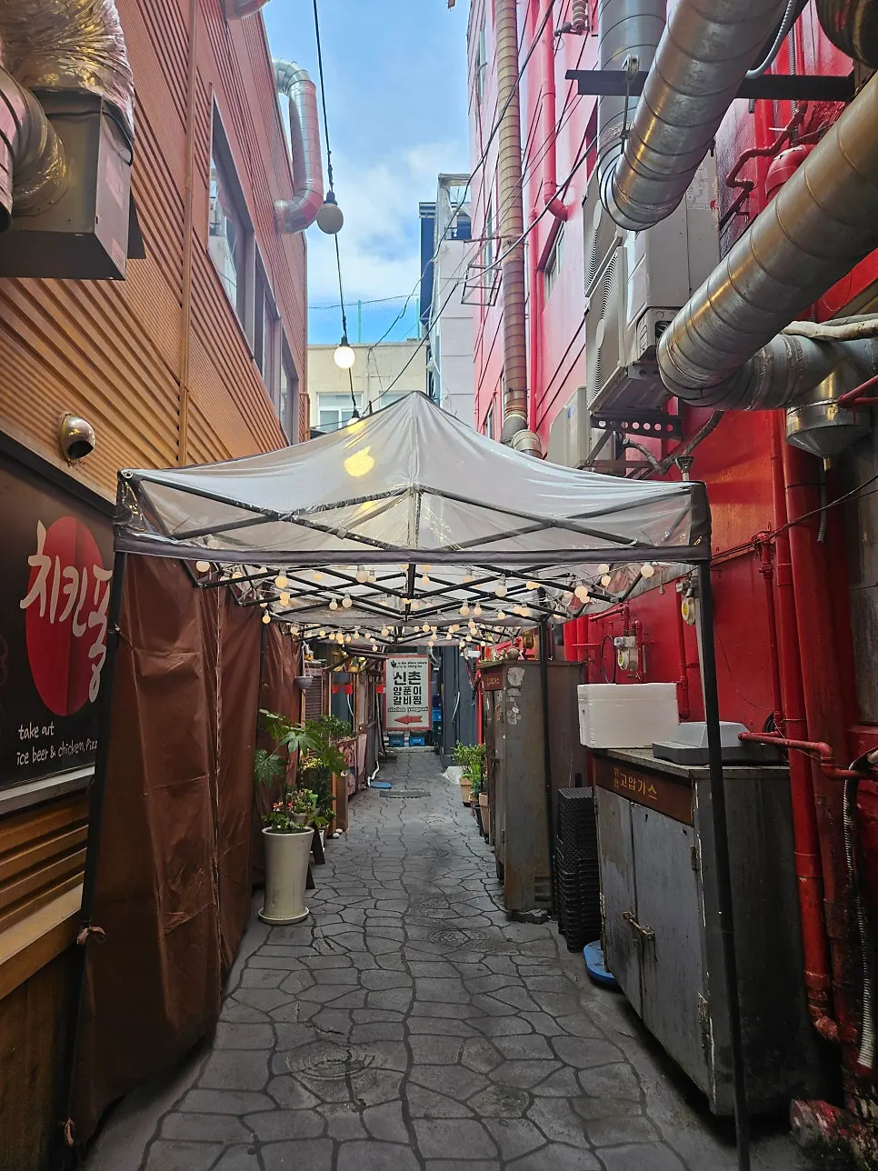 신촌양푼이 별관 앞 본점 안내문