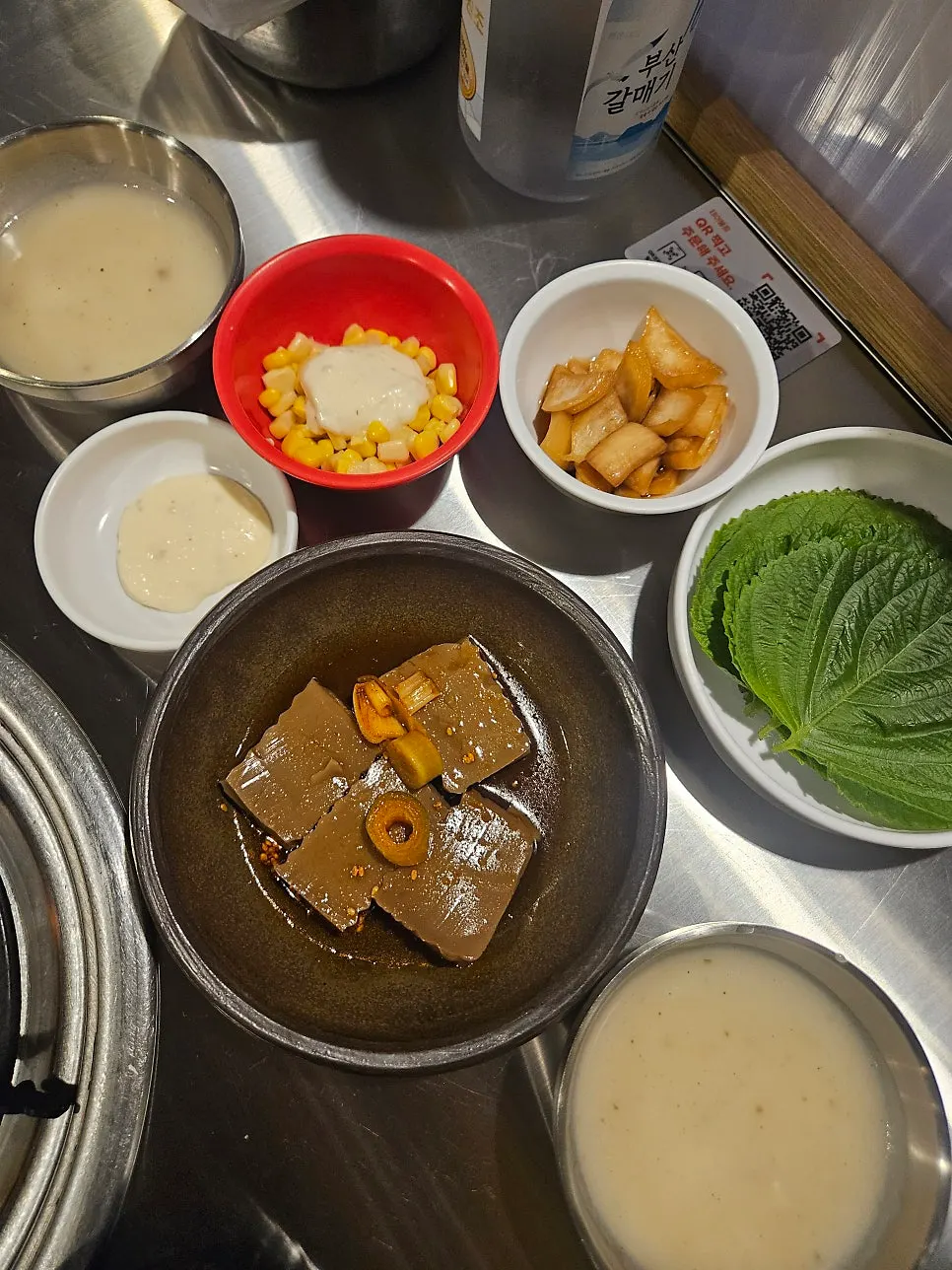 기본 반찬과 따뜻한 스프
