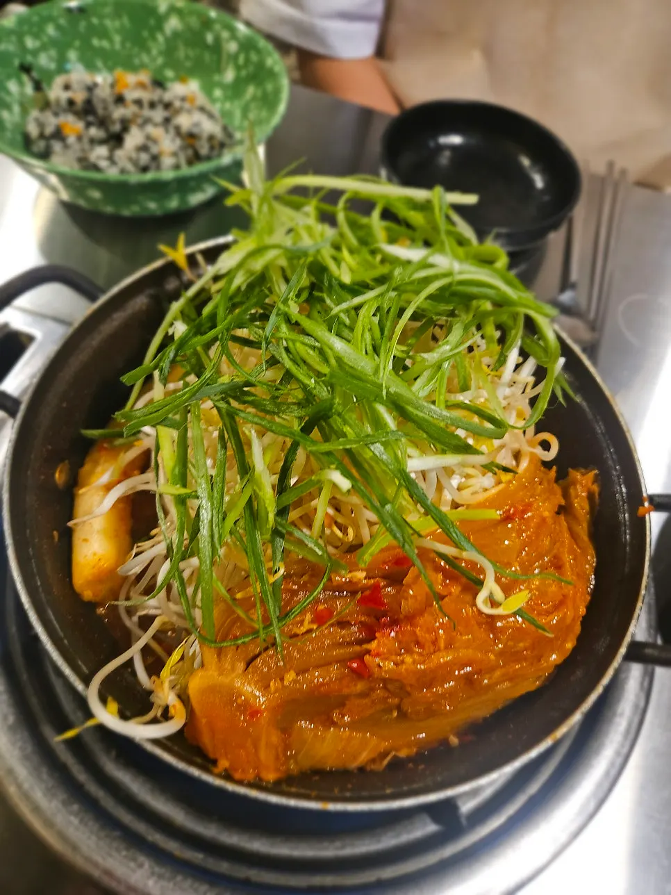 묵은지 토핑 올린 양푼이갈비찜