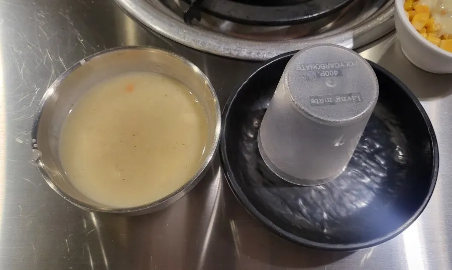 스프와 깻잎, 도토리묵 등 기본 밑반찬 상차림