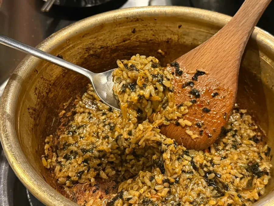 Finished fried rice made with braised rib sauce