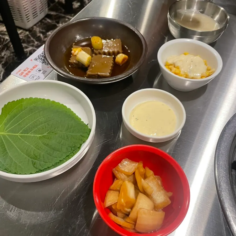 깻잎과 소스가 포함된 밑반찬 상차림