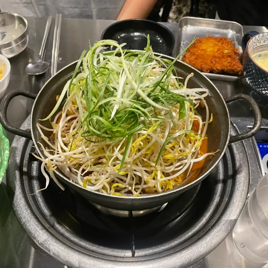 테이블에 올라온 양푼이 갈비찜