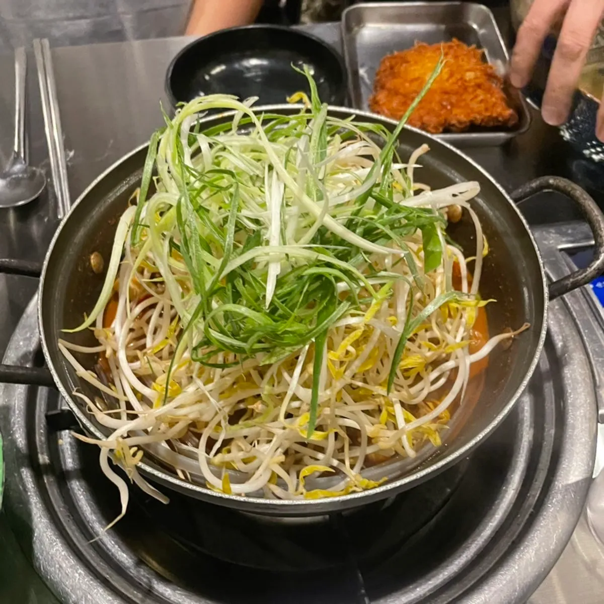 숙주가 한가득 올라간 양푼이 갈비찜