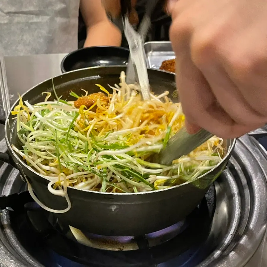 끓기 시작한 매콤한 갈비찜 양푼