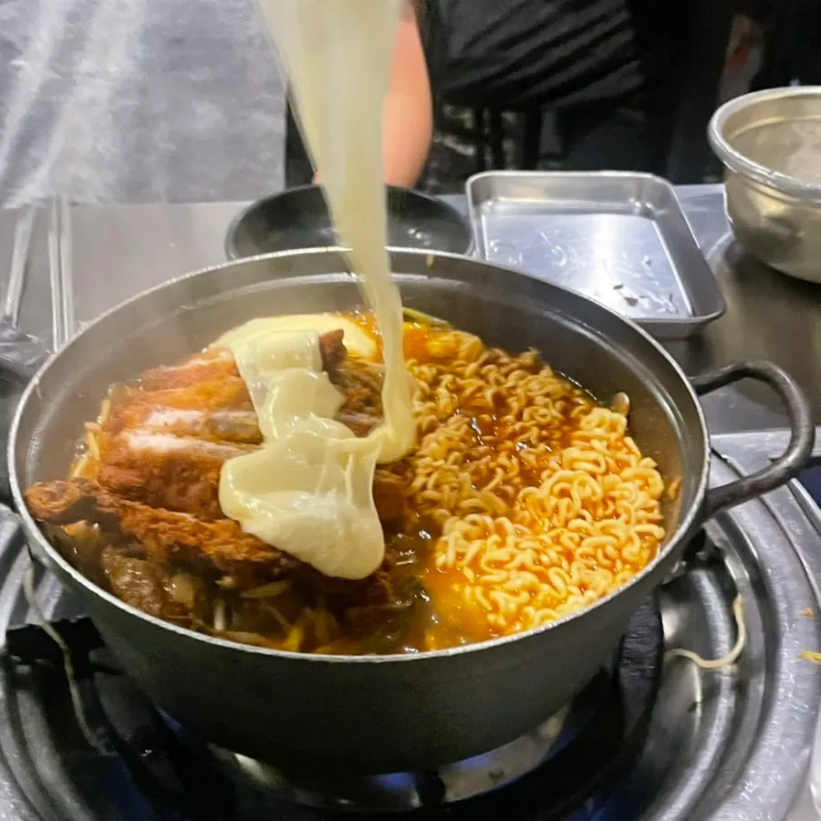 먹기 좋게 잘라 나온 수제돈까스 토핑
