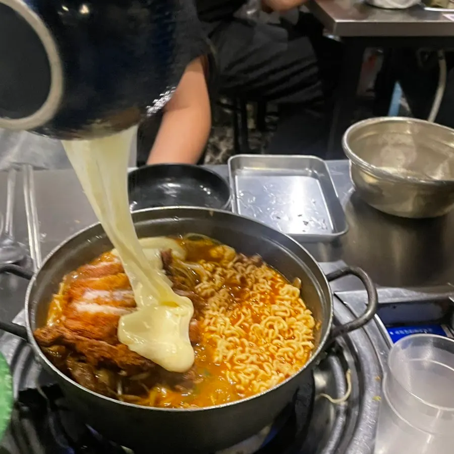 갈비찜 양념에 적신 돈까스 조각