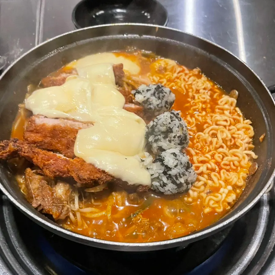 토핑을 모두 올린 갈비찜 한 상