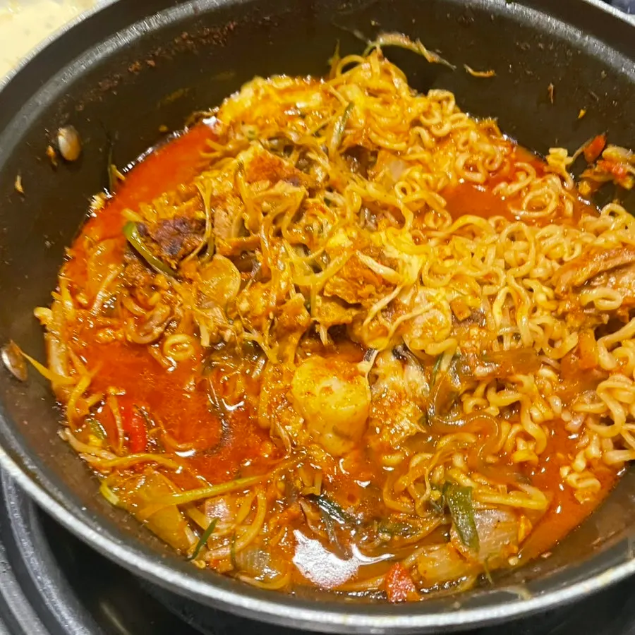 깻잎에 싸 먹는 갈비찜 한 점