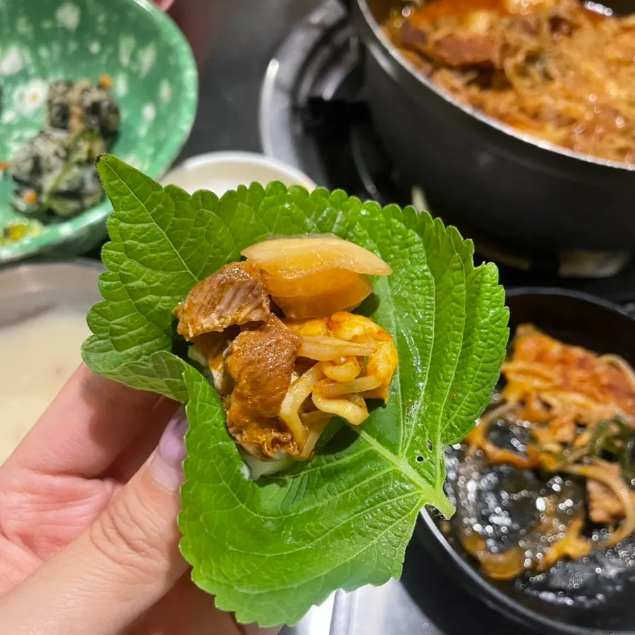 소스를 곁들인 갈비찜 마무리 접시