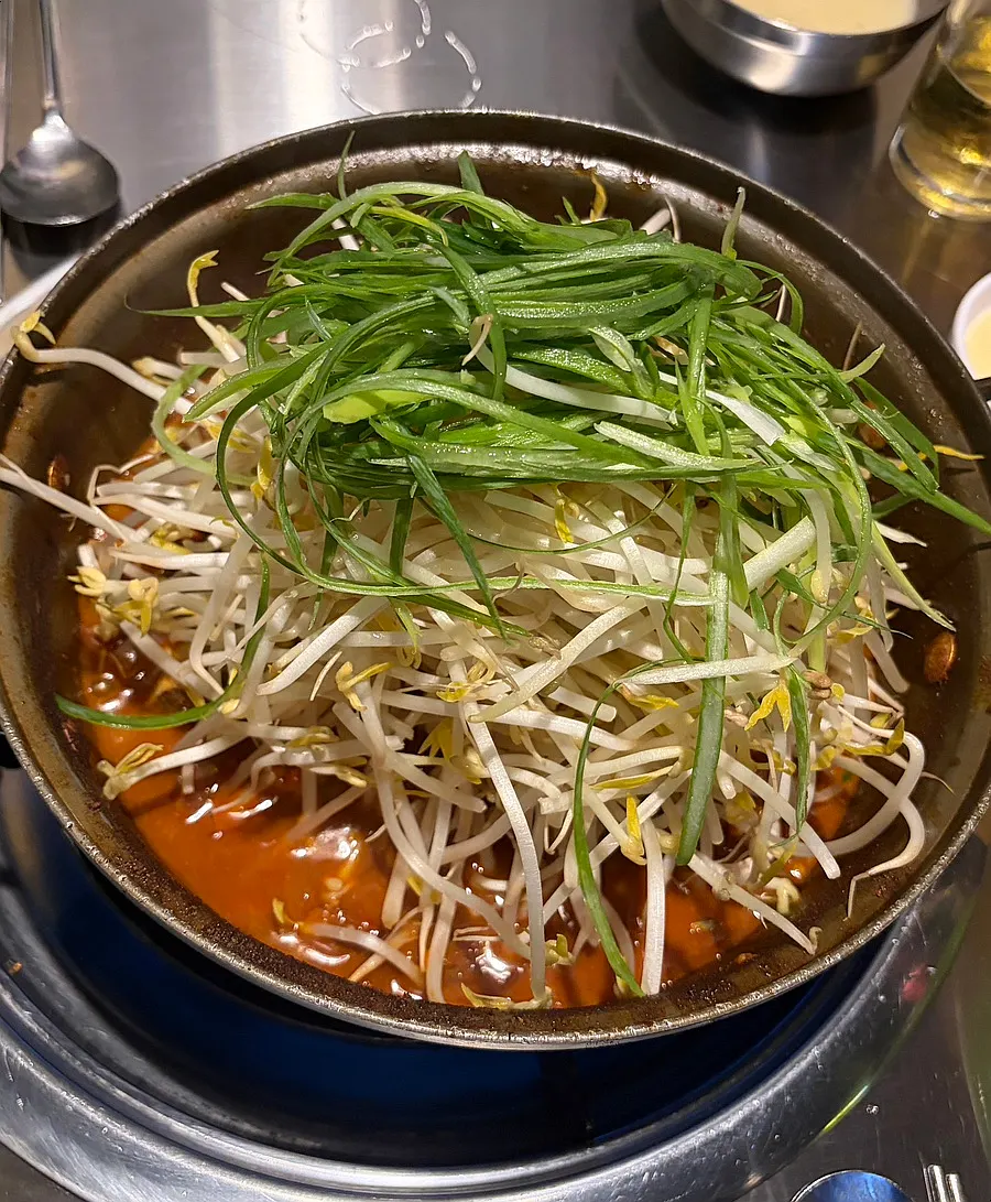 숙주와 파채가 산처럼 쌓인 갈비찜