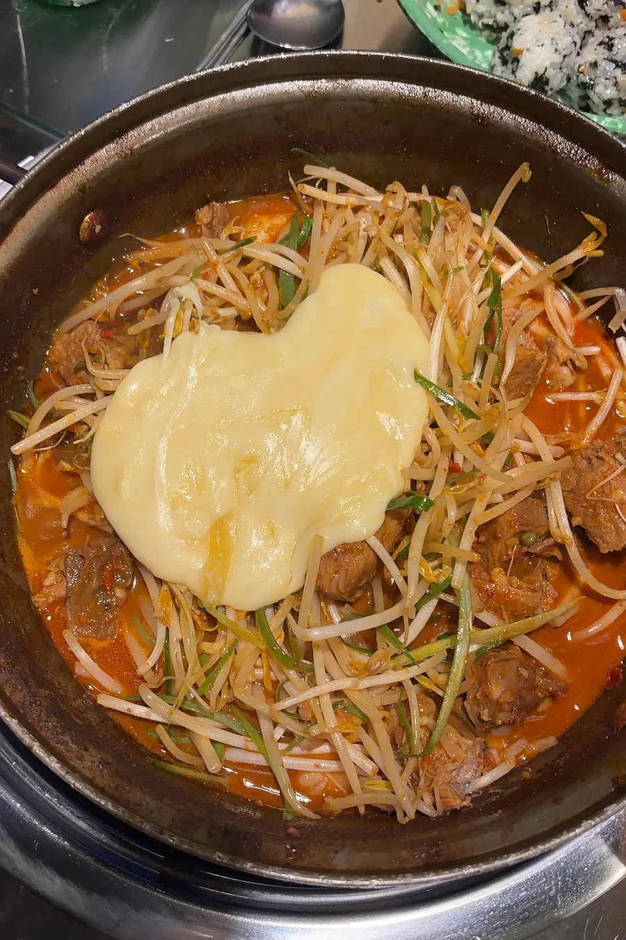 치즈를 부은 보글보글 끓는 갈비찜