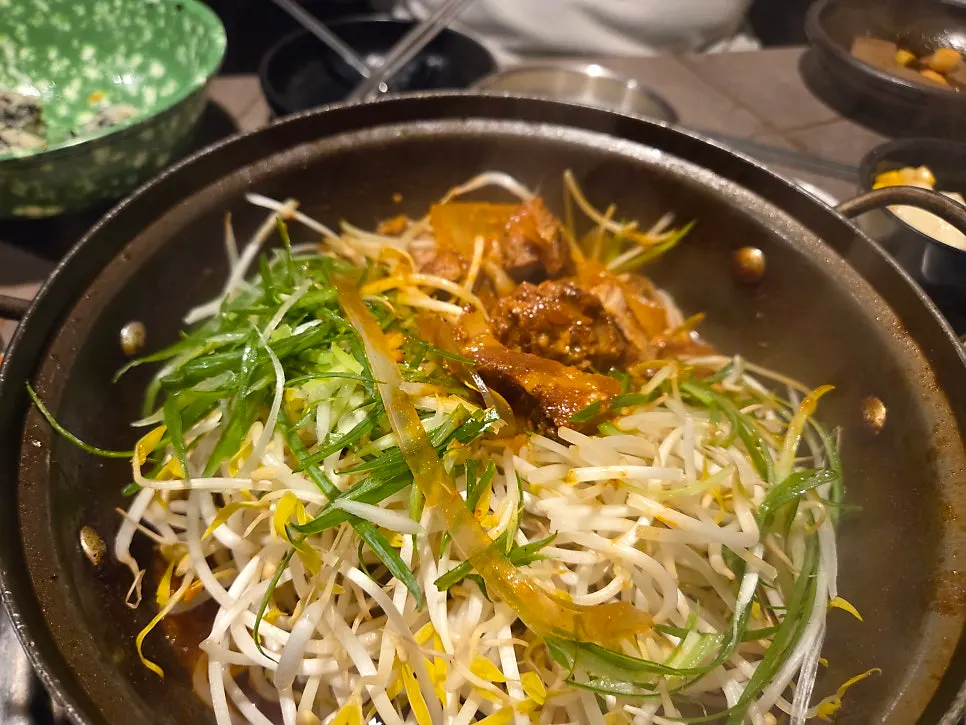 양푼이에 담겨 나온 매운 갈비찜 상차림