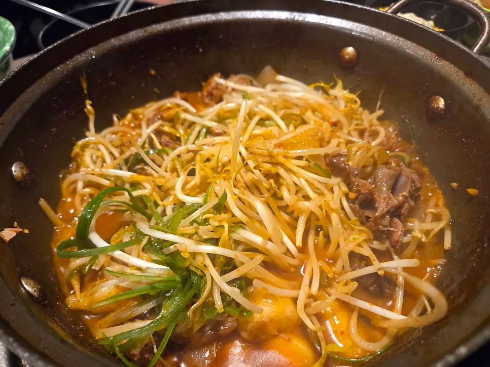 숙주와 파채가 올라간 양푼이갈비찜