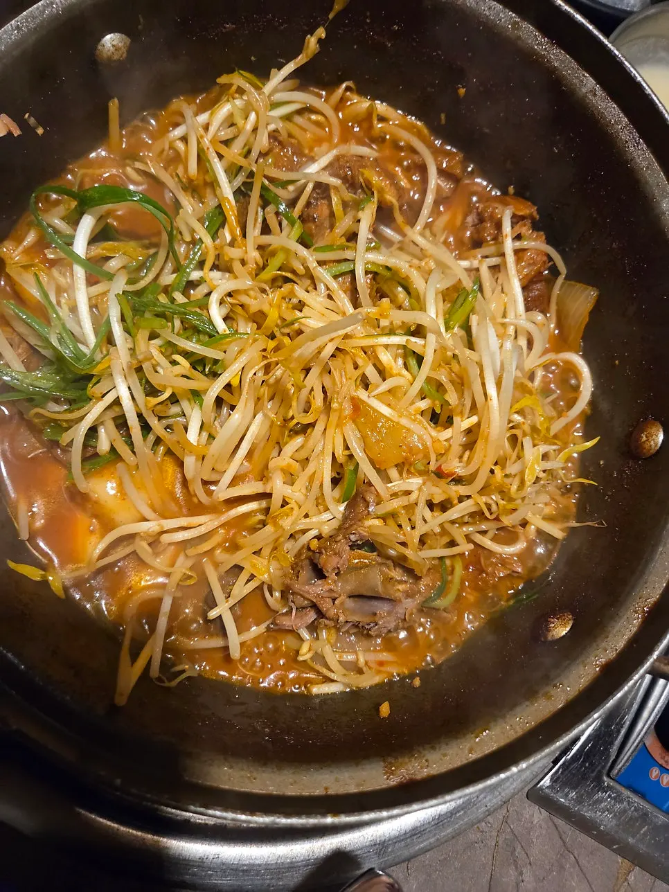 테이블에서 끓고 있는 신촌양푼이 갈비찜