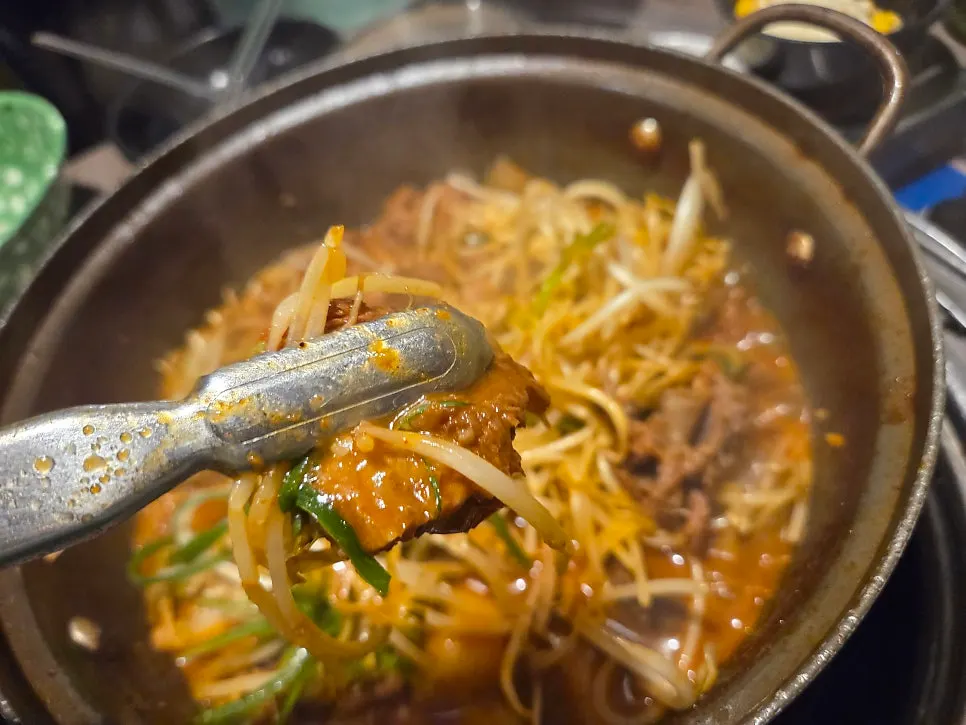직원이 갈빗대를 손질해주는 갈비찜 상차림