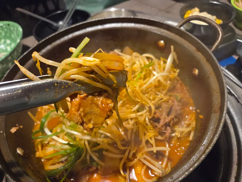 양념이 밴 갈비살과 숙주 클로즈업