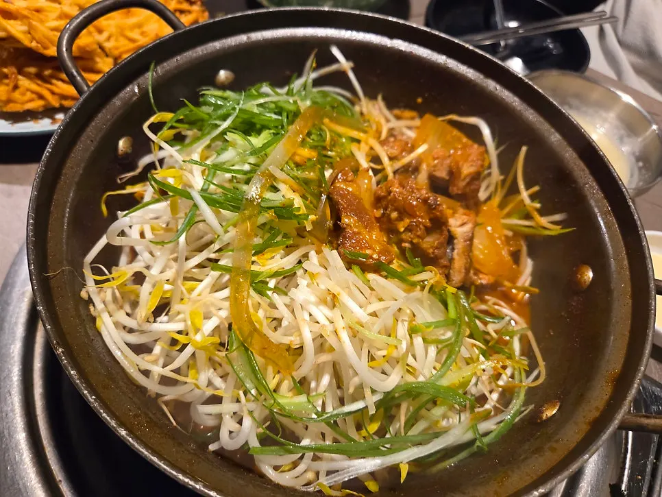 갈비찜과 함께 차려진 밑반찬