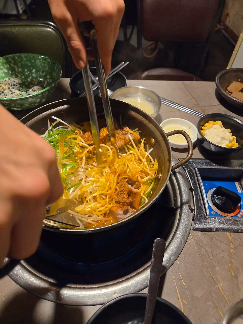 갈비 한 점을 집어 올린 모습