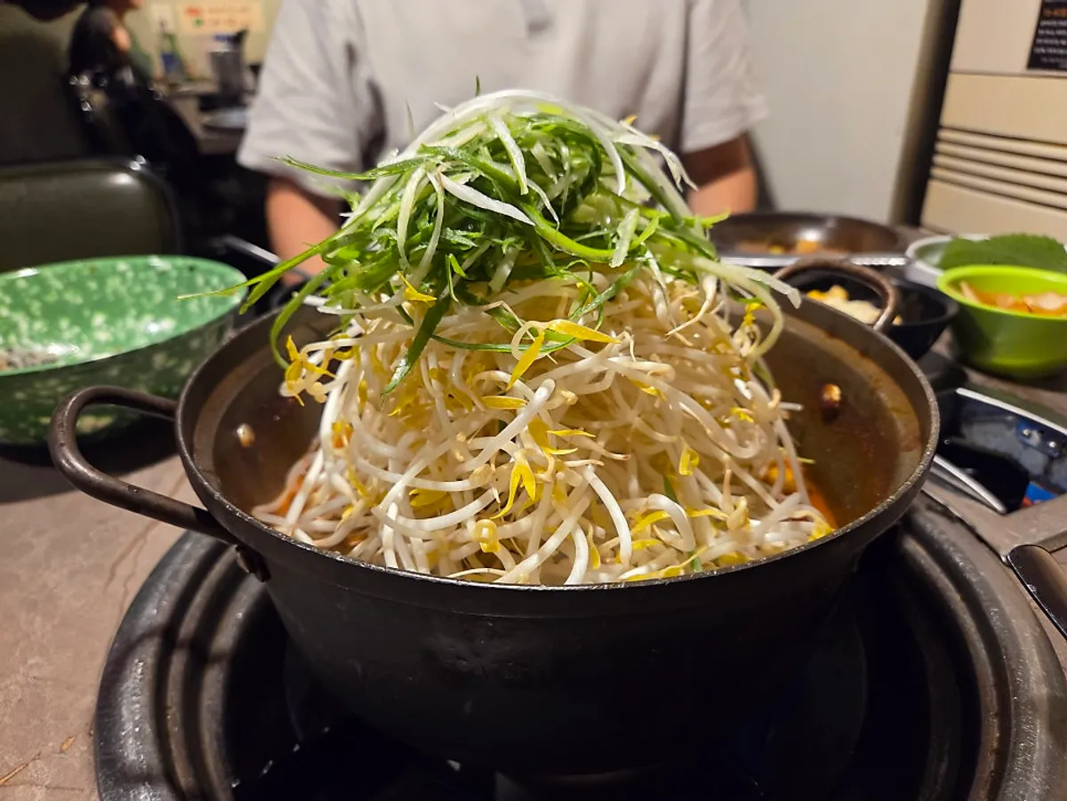 매운 양념이 진해진 신촌양푼이 갈비찜