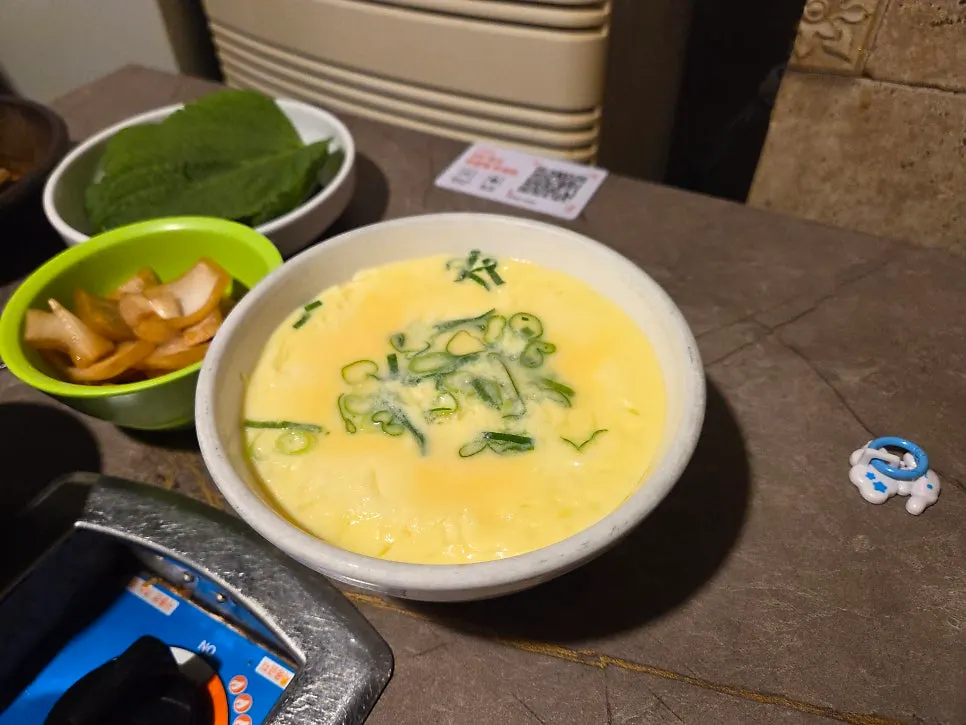 묵은지와 갈비를 함께 올린 한 입