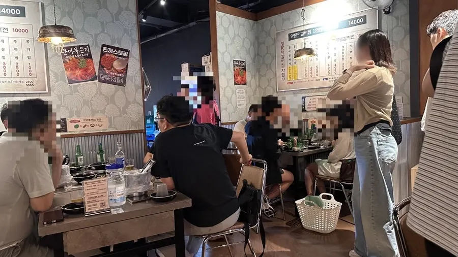 신촌양푼이 서면본점 본관 내부 테이블