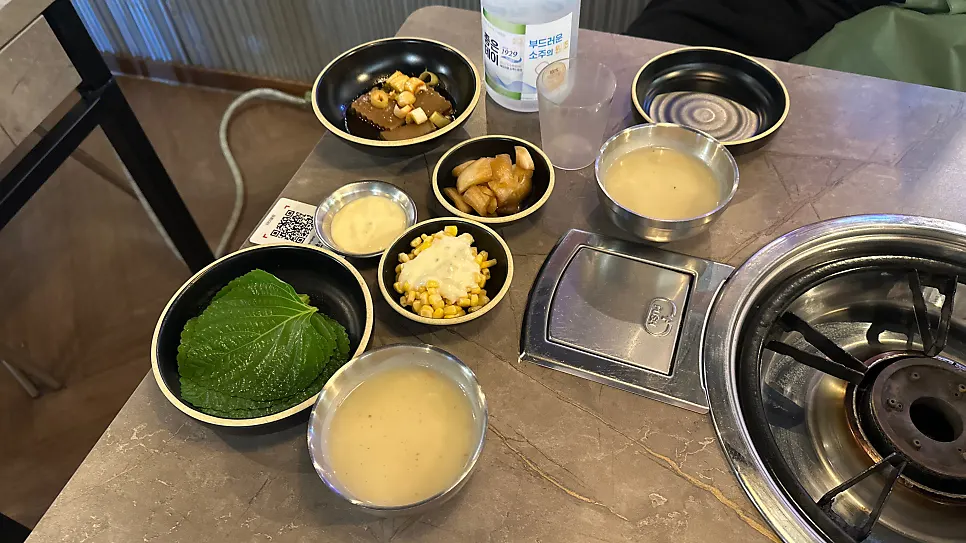 스프 콘마요 도토리묵 깻잎 양파찌 기본 세팅